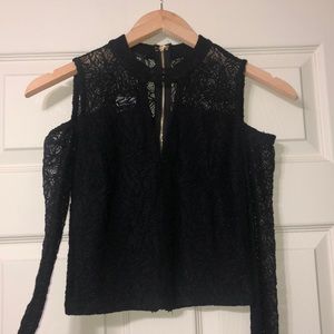 Crop top with open shoulders and sleeves.